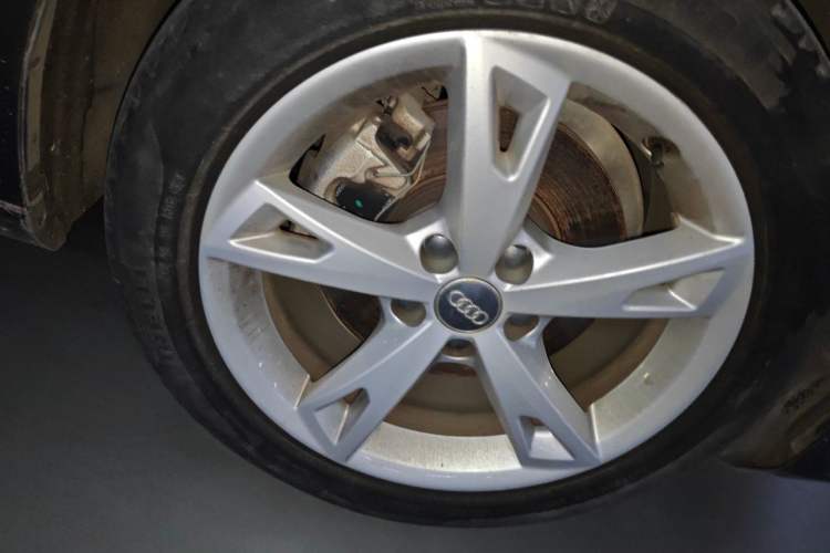 Used Audi A4L 2017 Plus 40 TFSI Fashion Model Right Front Wheel Hub