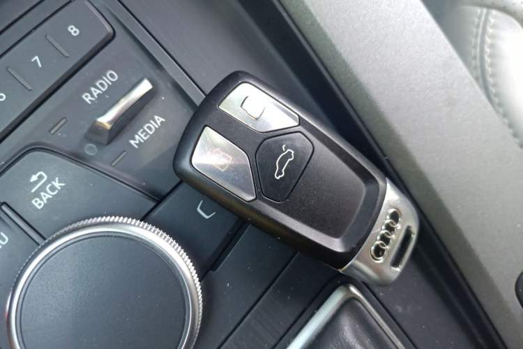 Used Audi A4L 2017 40 TFSI Ambition Edition Vehicle Key