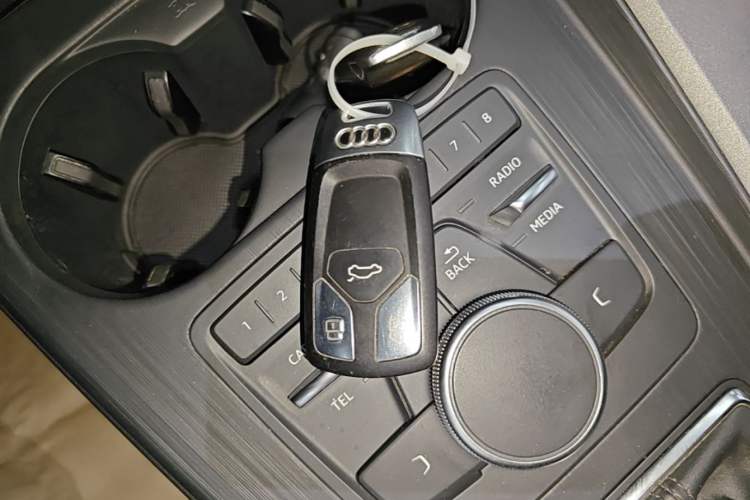 Used Audi A4L 2017 40 TFSI Ambition Edition Vehicle Key