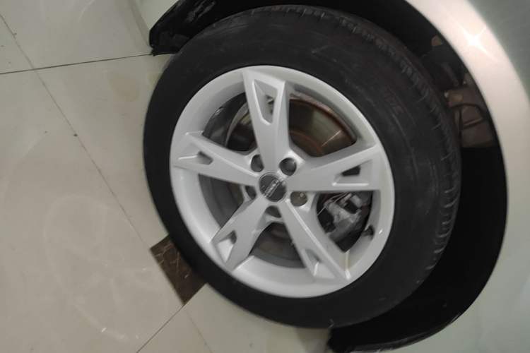 Used Audi A4L 2017 40 TFSI Fashion Model Left Front Wheel Hub