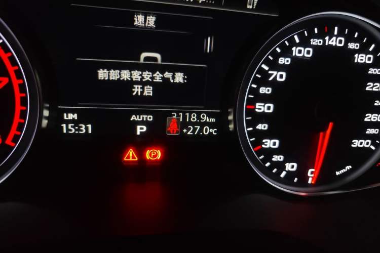 Used Audi A4L 2017 Plus 40 TFSI Fashion Model Odometer Close Up