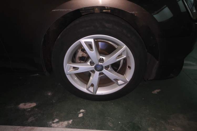 Used Audi A4L 2017 Plus 40 TFSI Fashion Model Right Front Wheel Hub
