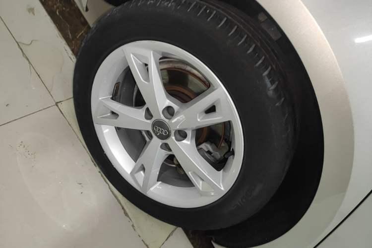 Used Audi A4L 2017 40 TFSI Fashion Model Right Rear Wheel Hub