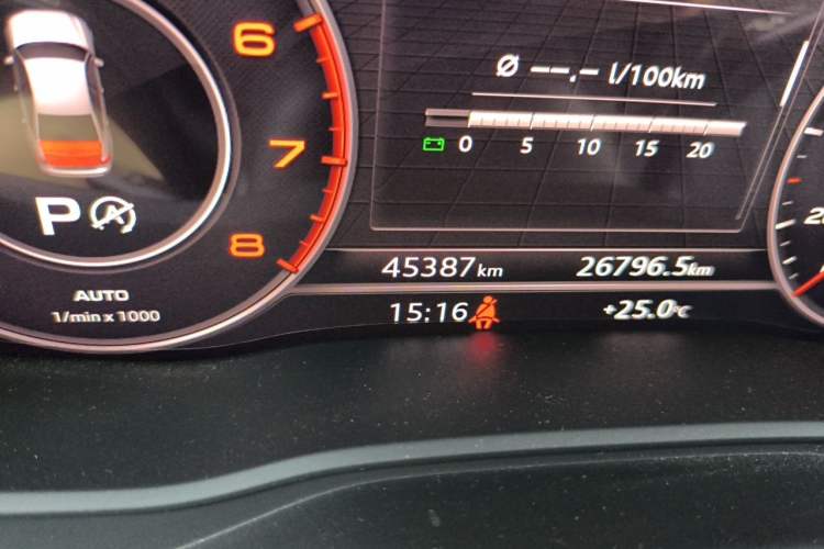 Used Audi A4L 2017 40 TFSI Sport Edition Odometer Close Up