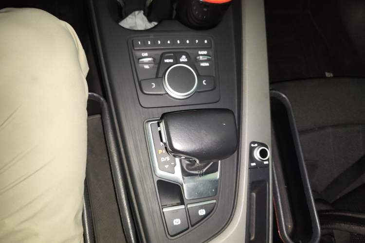 Used Audi A4L 2017 Plus 40 TFSI Ambition Model Gear Lever