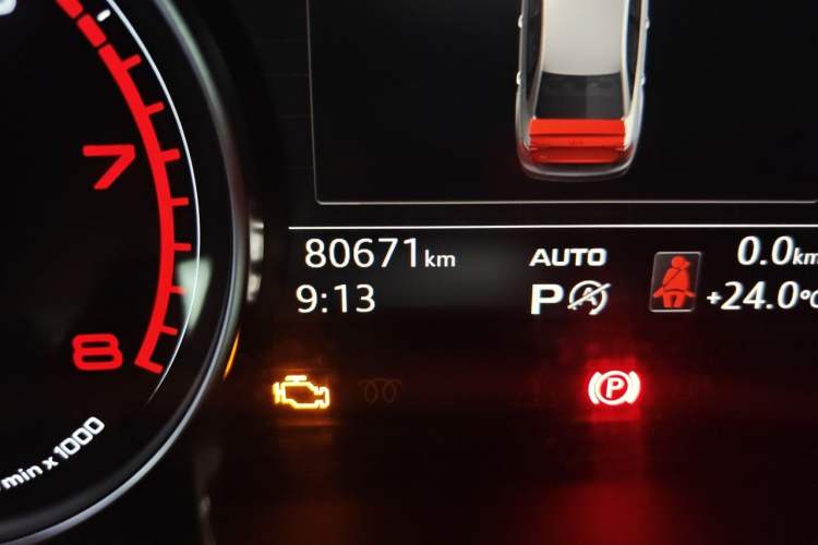 Used Audi A4L 2017 Plus 40 TFSI Fashion Model Odometer Close Up