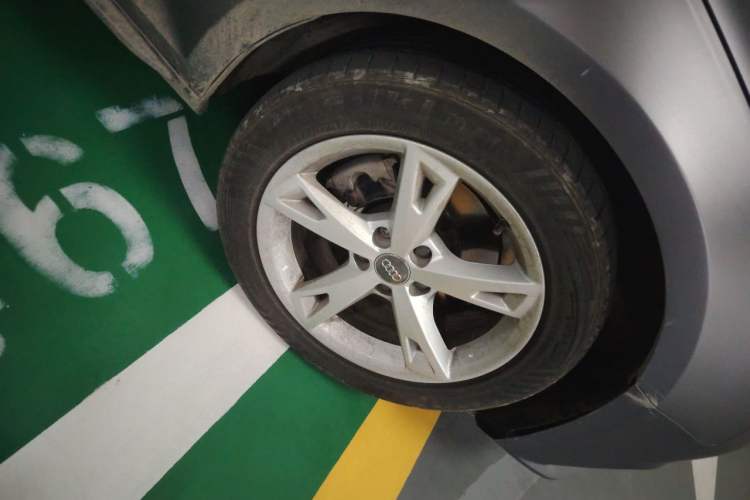 Used Audi A4L 2017 40 TFSI Fashion Model Right Front Wheel Hub