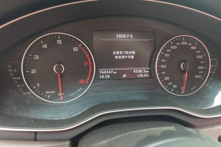 Used Audi A4L 2017 40 TFSI Fashion Model Odometer Close Up