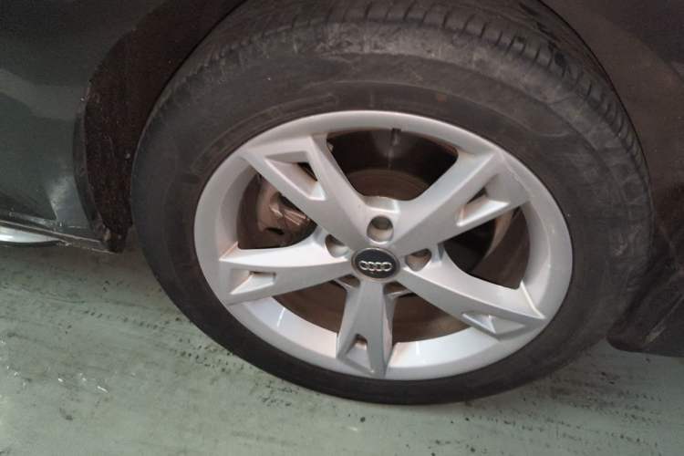 Used Audi A4L 2017 40 TFSI Fashion Model Right Front Wheel Hub