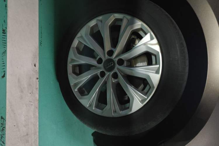 Used Audi A4L 2017 40 TFSI Ambition Edition Right Front Wheel Hub