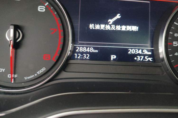 Used Audi A4L 2017 40 TFSI Fashion Model Odometer Close Up
