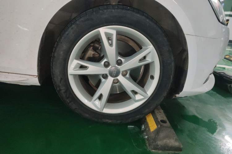 Used Audi A4L 2017 40 TFSI Fashion Model Right Front Wheel Hub