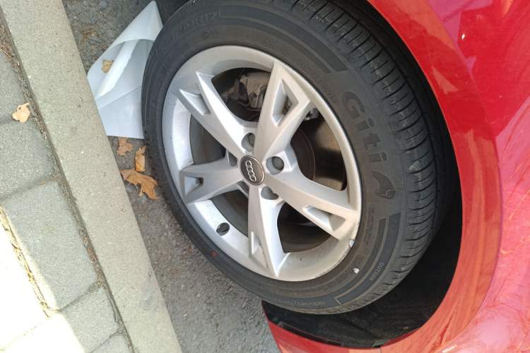 Used Audi A4L 2017 40 TFSI Fashion Model Right Front Wheel Hub