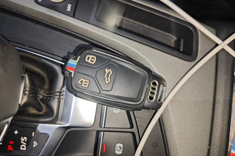 Used Audi A4L 2017 40 TFSI Ambition Edition Vehicle Key