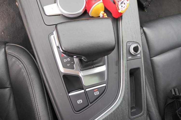 Used Audi A4L 2017 Plus 45 TFSI quattro Stylish Model Gear Lever