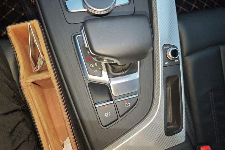Used Audi A4L 2017 Plus 40 TFSI Ambition Model Gear Lever