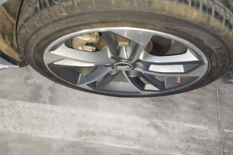Used Audi A4L 2017 Plus 40 TFSI Sport Model Right Front Wheel Hub
