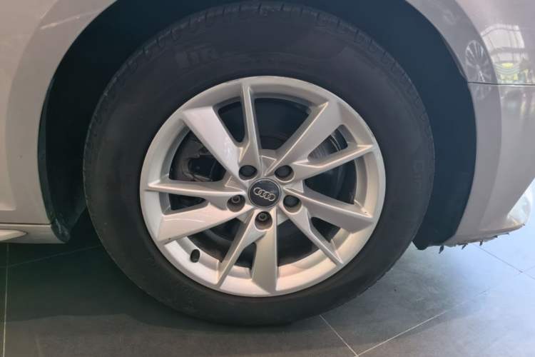 Used Audi A4L 2017 40 TFSI Ambition Edition Right Front Wheel Hub