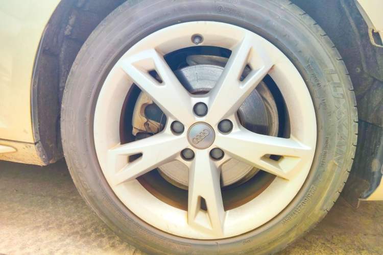 Used Audi A4L 2017 40 TFSI Fashion Model Right Front Wheel Hub