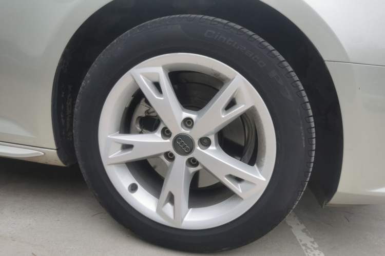 Used Audi A4L 2017 40 TFSI Fashion Model Right Front Wheel Hub
