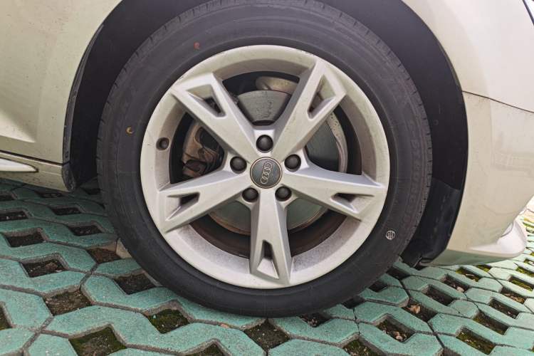 Used Audi A4L 2017 Plus 40 TFSI Fashion Model Right Front Wheel Hub