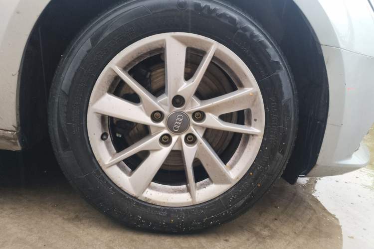 Used Audi A4L 2017 40 TFSI Ambition Edition Right Front Wheel Hub