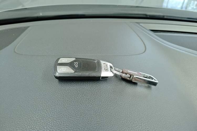 Used Audi A4L 2017 40 TFSI Fashion Model Vehicle Key