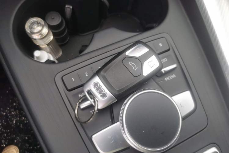 Used Audi A4L 2017 40 TFSI Fashion Model Vehicle Key