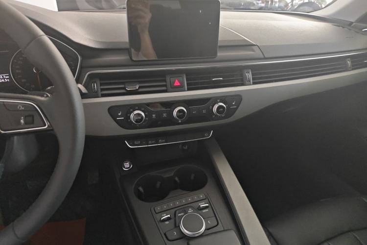 Used Audi A4L 2017 Plus 40 TFSI Ambition Model Audio And AC Panel