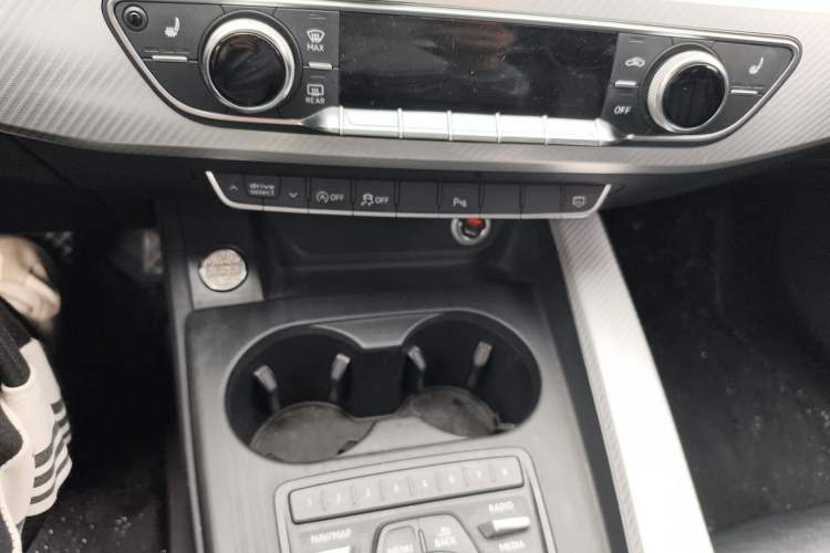 Used Audi A4L 2017 Plus 40 TFSI Fashion Model Audio And AC Panel