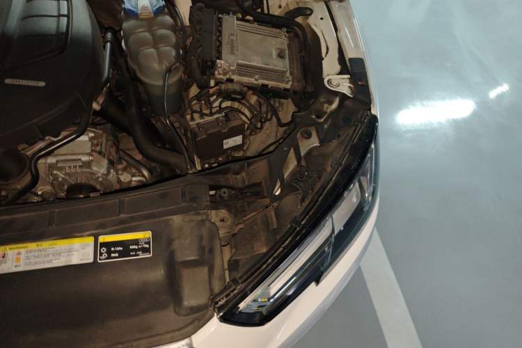 Used Audi A4L 2017 40 TFSI Fashion Model Engine Bay Left