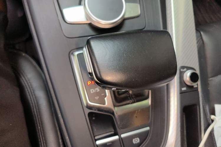 Used Audi A4L 2017 40 TFSI Fashion Model Gear Lever