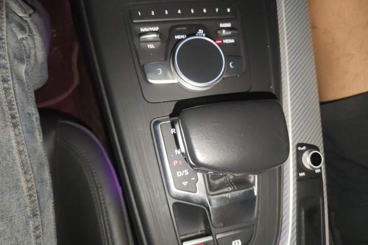 Used Audi A4L 2017 40 TFSI Fashion Model Gear Lever