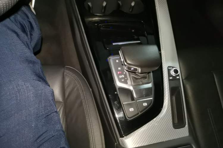 Used Audi A4L 2017 40 TFSI Fashion Model Gear Lever