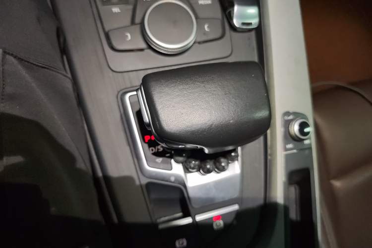 Used Audi A4L 2017 40 TFSI Fashion Model Gear Lever