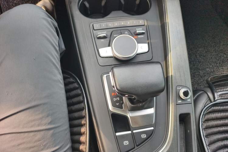 Used Audi A4L 2017 Plus 45 TFSI quattro Stylish Model Gear Lever