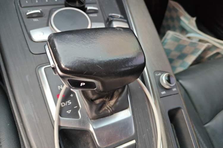 Used Audi A4L 2017 Plus 45 TFSI quattro Stylish Model Gear Lever