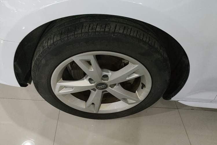 Used Audi A4L 2017 40 TFSI Fashion Model Left Front Wheel Hub