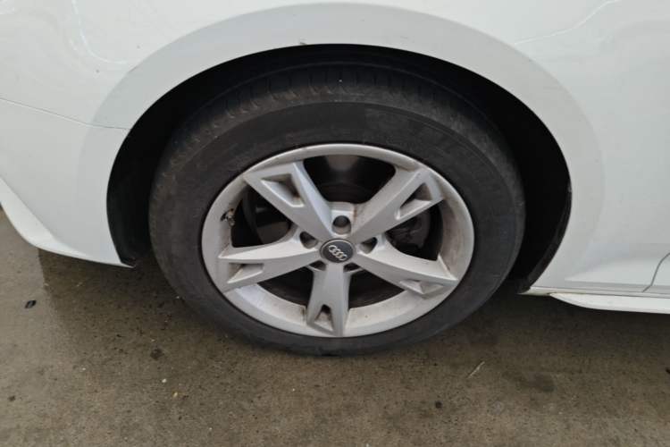 Used Audi A4L 2017 40 TFSI Fashion Model Left Front Wheel Hub