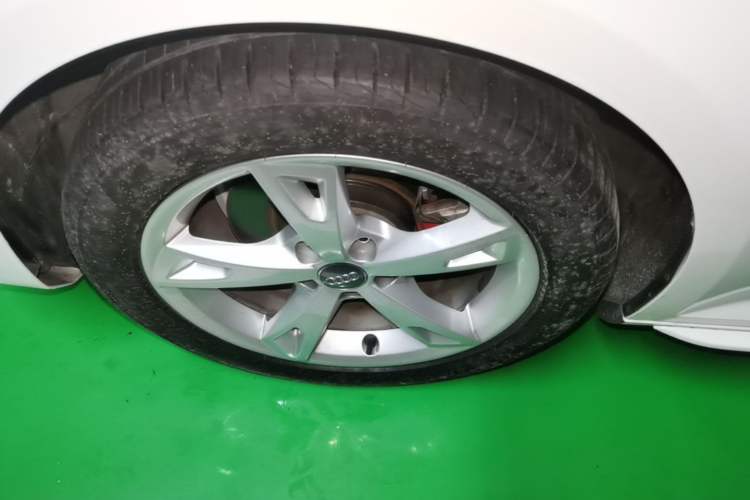 Used Audi A4L 2017 40 TFSI Fashion Model Left Front Wheel Hub