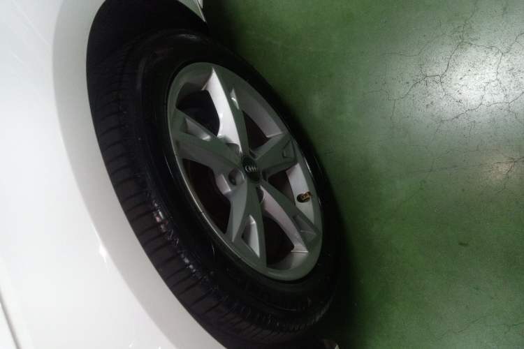 Used Audi A4L 2017 Plus 40 TFSI Fashion Model Left Front Wheel Hub