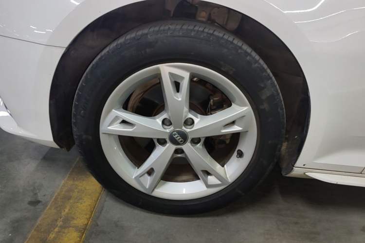 Used Audi A4L 2017 Plus 40 TFSI Fashion Model Left Front Wheel Hub