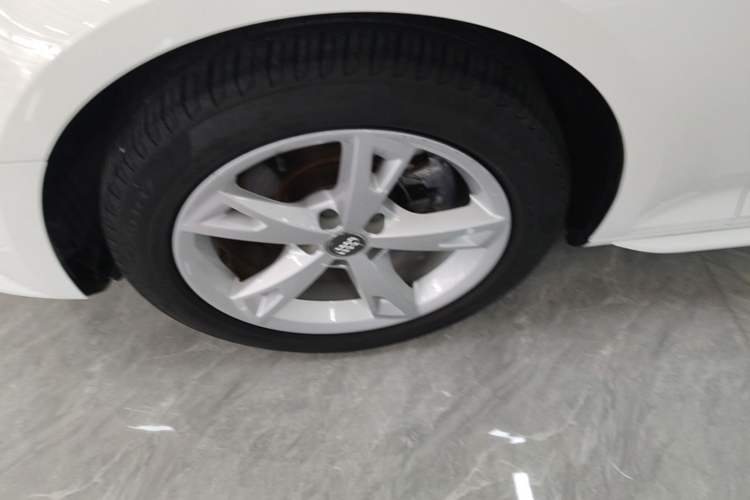 Used Audi A4L 2017 Plus 40 TFSI Fashion Model Left Front Wheel Hub