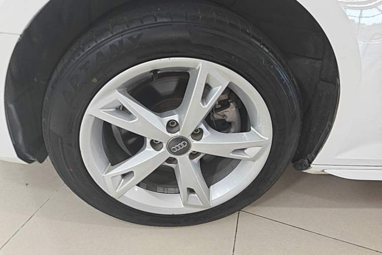 Used Audi A4L 2017 40 TFSI Fashion Model Left Front Wheel Hub
