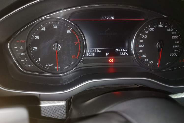 Used Audi A4L 2017 Plus 40 TFSI Fashion Model Odometer Close Up