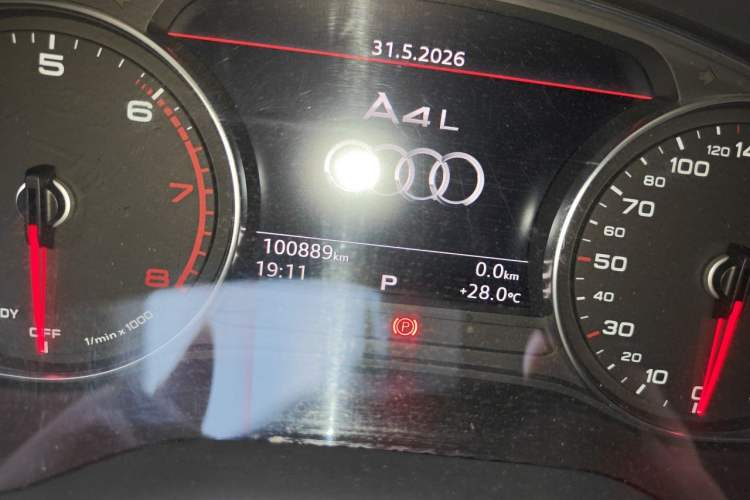 Used Audi A4L 2017 Plus 40 TFSI Fashion Model Odometer Close Up