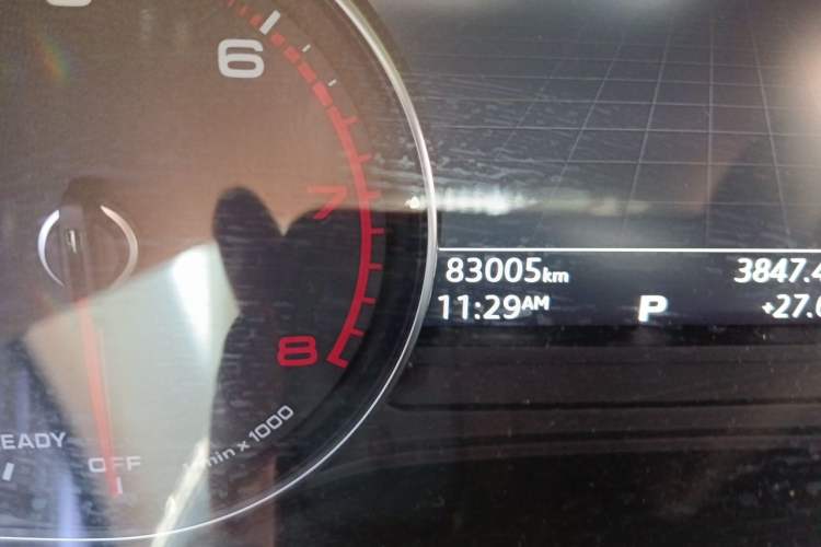 Used Audi A4L 2017 40 TFSI Fashion Model Odometer Close Up