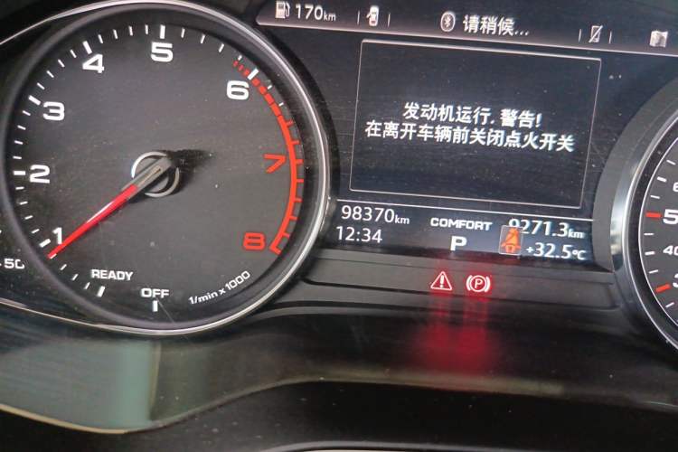 Used Audi A4L 2017 40 TFSI Fashion Model Odometer Close Up