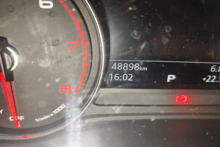Used Audi A4L 2017 40 TFSI Fashion Model Odometer Close Up