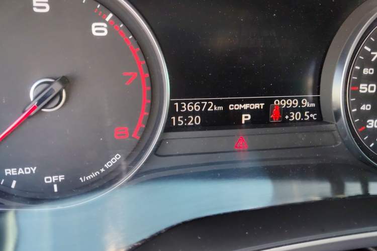 Used Audi A4L 2017 Plus 40 TFSI Fashion Model Odometer Close Up
